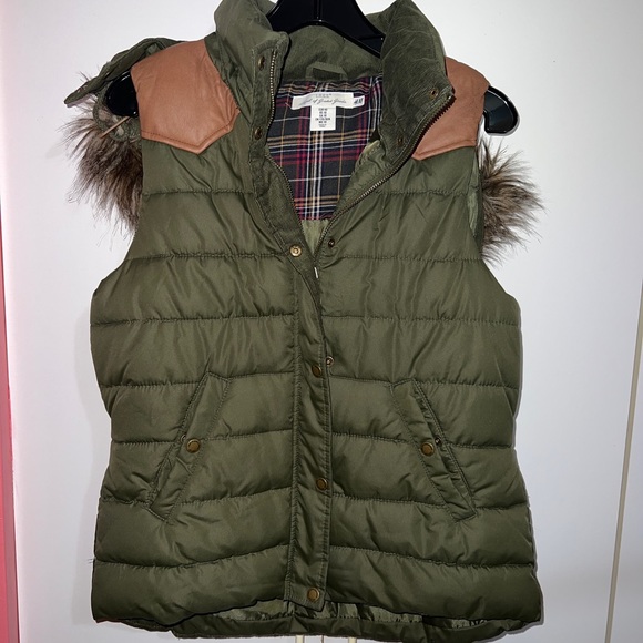H&M Green Puffer Vest with removable & adjustable hood. - Picture 10 of 11